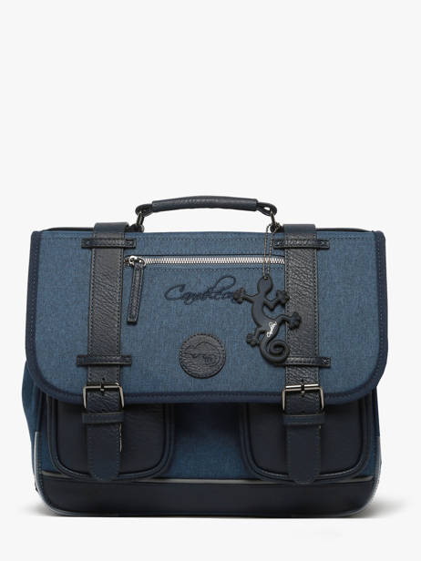 Boekentas 2 Compartimenten Cameleon Blauw vintage color Deze schooltas uit de Vintage collectie van het merk Caméléon heeft een breedte van 35 cm. Ideaal voor de kleuterklas en het eerste leerjaar. Dit model heeft een duidelijke vintage look, dankzij de twee voorvakjes en de riempjes met gesp. Deze boekentas beschikt over twee compartimenten, die schriftjes (24x32 cm) en andere kleine spulletjes kunnen bevatten. Onder de overslagflap bevindt zich ook een uniek opbergvak, met daarin een gratis liniaal! De twee vakjes met rits vooraan zijn ideaal om een snack of zakdoek in op te bergen. Dit model beschikt ook over een naamlabel, en kan makkelijk gesloten worden dankzij een dubbel kliksysteem. Voor optimaal comfort zijn de rugzijde en schouderbandjes extra gewatteerd. Dankzij enkele reflectoren kan uw kind zich ook veilig in het verkeer begeven. Vintage op z'n mooist!