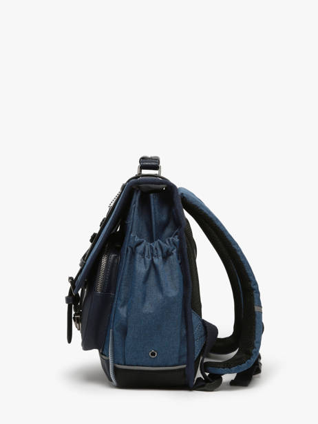 Boekentas 2 Compartimenten Cameleon Blauw vintage color Deze schooltas uit de Vintage collectie van het merk Caméléon heeft een breedte van 35 cm. Ideaal voor de kleuterklas en het eerste leerjaar. Dit model heeft een duidelijke vintage look, dankzij de twee voorvakjes en de riempjes met gesp. Deze boekentas beschikt over twee compartimenten, die schriftjes (24x32 cm) en andere kleine spulletjes kunnen bevatten. Onder de overslagflap bevindt zich ook een uniek opbergvak, met daarin een gratis liniaal! De twee vakjes met rits vooraan zijn ideaal om een snack of zakdoek in op te bergen. Dit model beschikt ook over een naamlabel, en kan makkelijk gesloten worden dankzij een dubbel kliksysteem. Voor optimaal comfort zijn de rugzijde en schouderbandjes extra gewatteerd. Dankzij enkele reflectoren kan uw kind zich ook veilig in het verkeer begeven. Vintage op z'n mooist! ander zicht 2