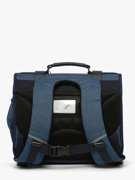 Boekentas 2 Compartimenten Cameleon Blauw vintage color Deze schooltas uit de Vintage collectie van het merk Caméléon heeft een breedte van 35 cm. Ideaal voor de kleuterklas en het eerste leerjaar. Dit model heeft een duidelijke vintage look, dankzij de twee voorvakjes en de riempjes met gesp. Deze boekentas beschikt over twee compartimenten, die schriftjes (24x32 cm) en andere kleine spulletjes kunnen bevatten. Onder de overslagflap bevindt zich ook een uniek opbergvak, met daarin een gratis liniaal! De twee vakjes met rits vooraan zijn ideaal om een snack of zakdoek in op te bergen. Dit model beschikt ook over een naamlabel, en kan makkelijk gesloten worden dankzij een dubbel kliksysteem. Voor optimaal comfort zijn de rugzijde en schouderbandjes extra gewatteerd. Dankzij enkele reflectoren kan uw kind zich ook veilig in het verkeer begeven. Vintage op z'n mooist! ander zicht 4