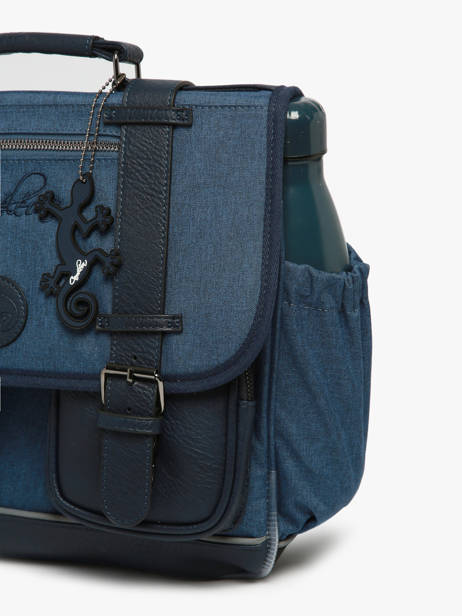 Boekentas 2 Compartimenten Cameleon Blauw vintage color Deze schooltas uit de Vintage collectie van het merk Caméléon heeft een breedte van 35 cm. Ideaal voor de kleuterklas en het eerste leerjaar. Dit model heeft een duidelijke vintage look, dankzij de twee voorvakjes en de riempjes met gesp. Deze boekentas beschikt over twee compartimenten, die schriftjes (24x32 cm) en andere kleine spulletjes kunnen bevatten. Onder de overslagflap bevindt zich ook een uniek opbergvak, met daarin een gratis liniaal! De twee vakjes met rits vooraan zijn ideaal om een snack of zakdoek in op te bergen. Dit model beschikt ook over een naamlabel, en kan makkelijk gesloten worden dankzij een dubbel kliksysteem. Voor optimaal comfort zijn de rugzijde en schouderbandjes extra gewatteerd. Dankzij enkele reflectoren kan uw kind zich ook veilig in het verkeer begeven. Vintage op z'n mooist! ander zicht 5