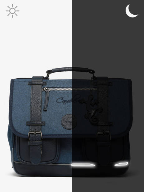 Boekentas 2 Compartimenten Cameleon Blauw vintage color Deze schooltas uit de Vintage collectie van het merk Caméléon heeft een breedte van 35 cm. Ideaal voor de kleuterklas en het eerste leerjaar. Dit model heeft een duidelijke vintage look, dankzij de twee voorvakjes en de riempjes met gesp. Deze boekentas beschikt over twee compartimenten, die schriftjes (24x32 cm) en andere kleine spulletjes kunnen bevatten. Onder de overslagflap bevindt zich ook een uniek opbergvak, met daarin een gratis liniaal! De twee vakjes met rits vooraan zijn ideaal om een snack of zakdoek in op te bergen. Dit model beschikt ook over een naamlabel, en kan makkelijk gesloten worden dankzij een dubbel kliksysteem. Voor optimaal comfort zijn de rugzijde en schouderbandjes extra gewatteerd. Dankzij enkele reflectoren kan uw kind zich ook veilig in het verkeer begeven. Vintage op z'n mooist! ander zicht 7