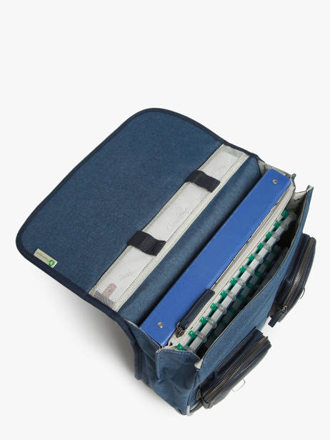 Boekentas 2 Compartimenten Cameleon Blauw vintage color Deze schooltas uit de Vintage collectie van het merk Caméléon heeft een breedte van 35 cm. Ideaal voor de kleuterklas en het eerste leerjaar. Dit model heeft een duidelijke vintage look, dankzij de twee voorvakjes en de riempjes met gesp. Deze boekentas beschikt over twee compartimenten, die schriftjes (24x32 cm) en andere kleine spulletjes kunnen bevatten. Onder de overslagflap bevindt zich ook een uniek opbergvak, met daarin een gratis liniaal! De twee vakjes met rits vooraan zijn ideaal om een snack of zakdoek in op te bergen. Dit model beschikt ook over een naamlabel, en kan makkelijk gesloten worden dankzij een dubbel kliksysteem. Voor optimaal comfort zijn de rugzijde en schouderbandjes extra gewatteerd. Dankzij enkele reflectoren kan uw kind zich ook veilig in het verkeer begeven. Vintage op z'n mooist! ander zicht 3